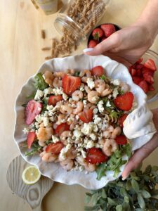 Salada de camarão com carpaccio de morango 